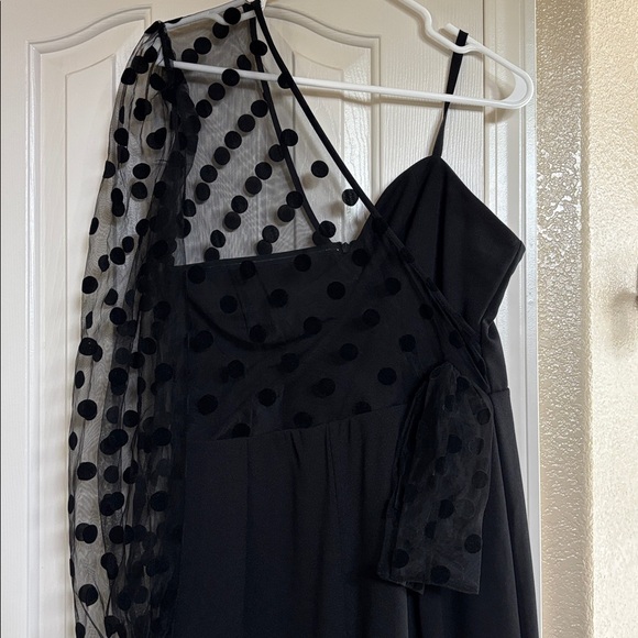 Elegant Black One-Shoulder Polka Dot Pantsuit - Picture 3 of 4